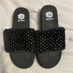 Black and gold fuzzy flip flops. Size 7 very comfortable